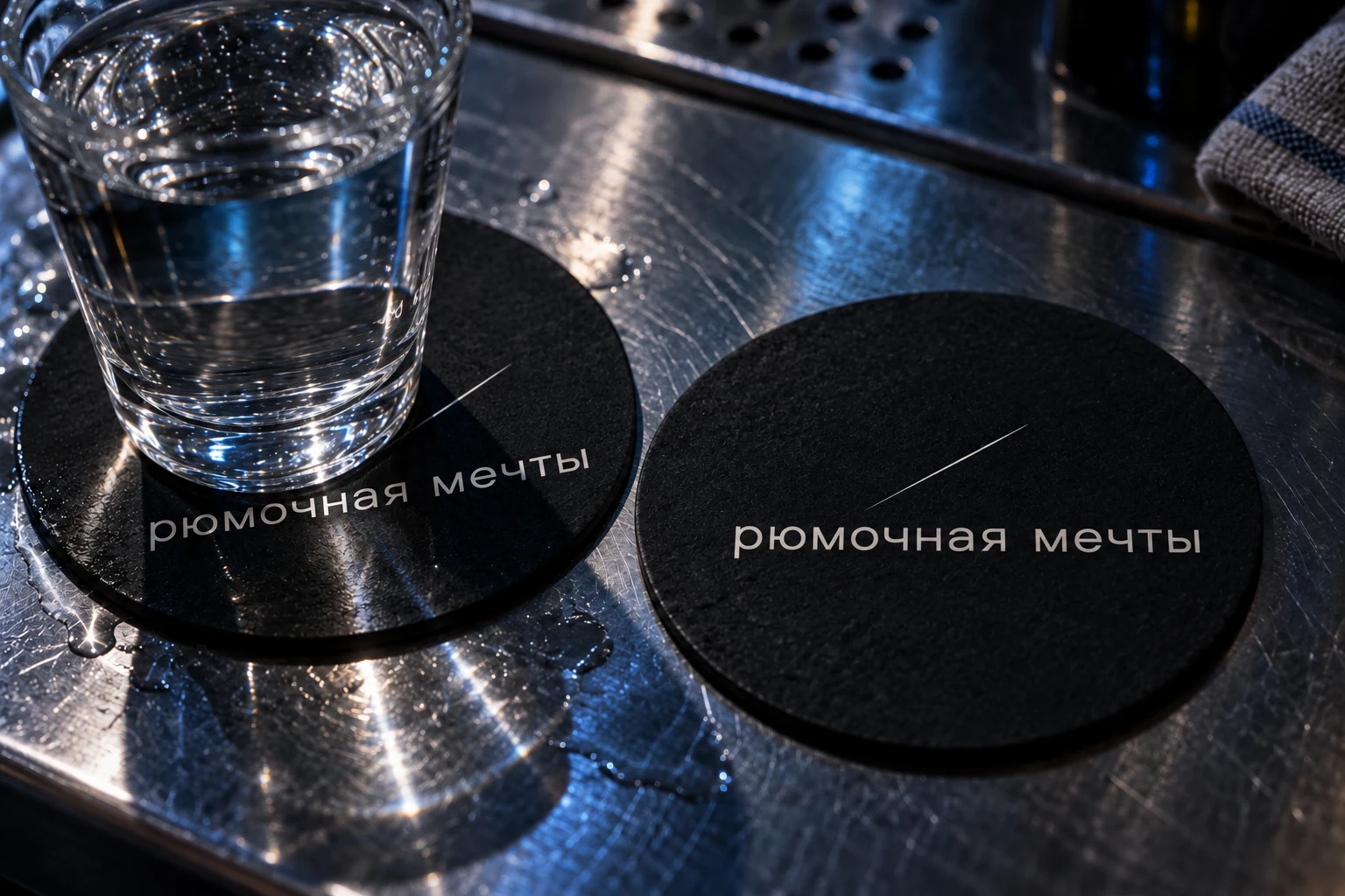 Плотный картон, линейный логотип и стекло