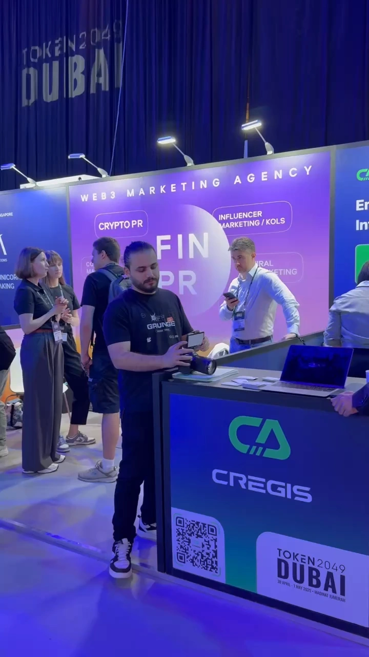 Команда у стенда на TOKEN2049 Dubai