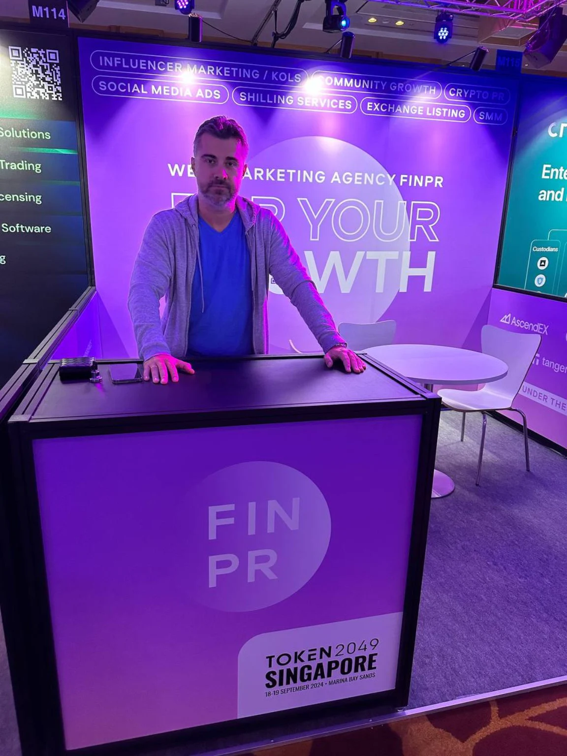 Стенд FINPR на TOKEN2049 Singapore
